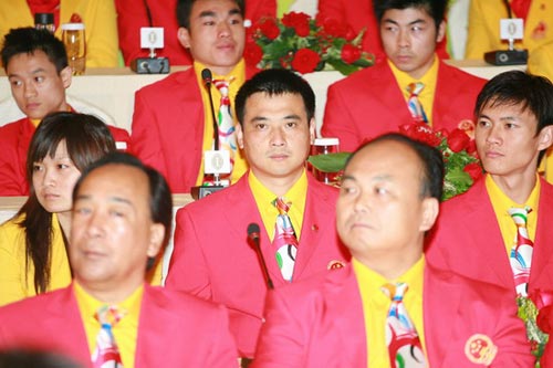 图文-中国奥运金牌运动员记者会 仲满面庞坚毅