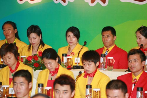 图文-中国奥运金牌运动员记者会 郭晶晶是镜头焦点