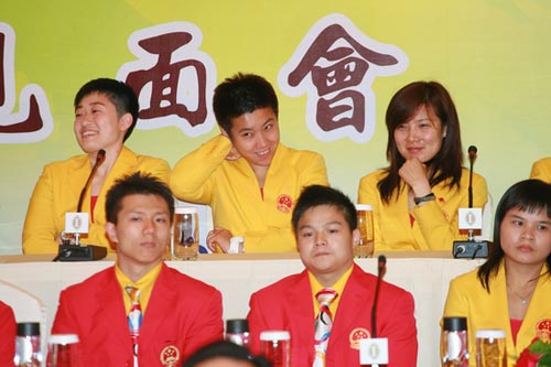 图文-中国奥运金牌运动员记者会 杜婧于洋