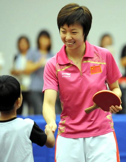 图文-国家乒乓球队赴香港访问表演 张怡宁与小球员