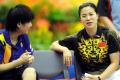 图文-国家乒乓球队赴香港访问表演 俩人聊什么呢？