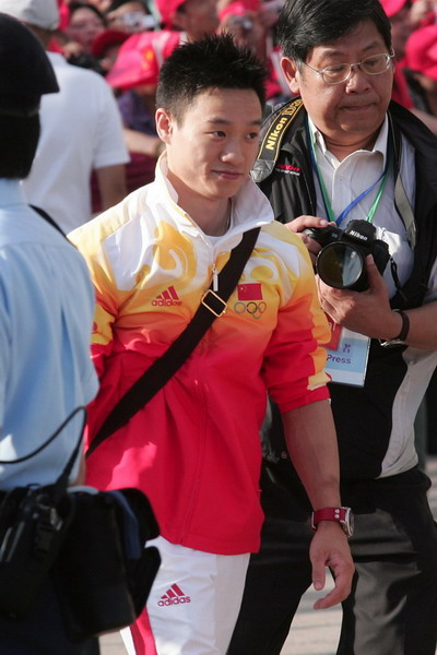 图文-金牌代表团在香港参加升旗礼 杨威俨然大哥