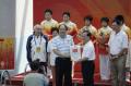 图文-国家跳水队赴香港访问表演 双方交换礼物