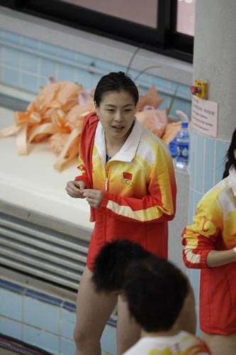 图文-国家跳水队赴香港访问表演 吴敏霞穿上外衣