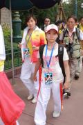 图文-奥运冠军游香港迪斯尼乐园 何雯娜若有所思