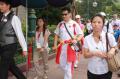 图文-奥运冠军游香港迪斯尼乐园 墨镜遮住本来面目