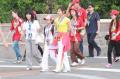 图文-奥运冠军游香港迪斯尼乐园 何雯娜一袭黄衣