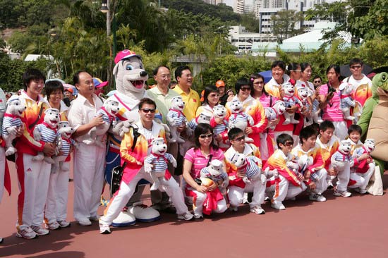 图文-奥运冠军游香港海洋公园 海洋公园前合影