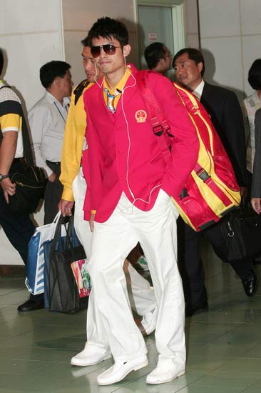 图文-内地奥运冠军代表团抵达澳门 林丹闪耀登场
