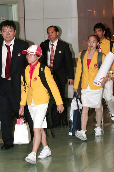 图文-内地奥运冠军代表团抵达澳门 体操小丫亮相