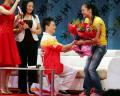 图文-湖北举行晚会欢迎奥运冠军 杨威下跪献花示爱