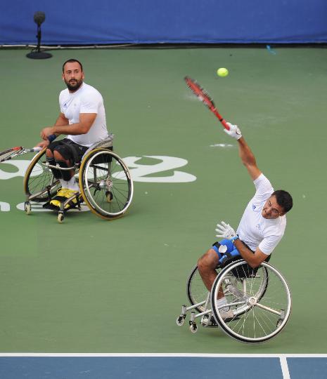图文-男子网球双打法国组合获冠军 回球如此艰