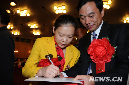 图文-北京奥运残奥表彰大会 程菲为支持者签名