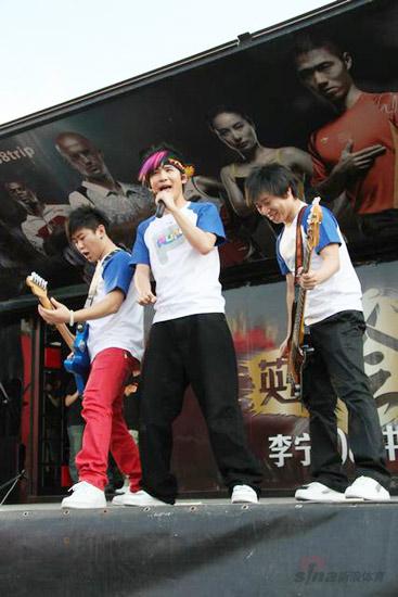 图文-花儿乐队助阵大篷车武汉站 演绎经典歌曲