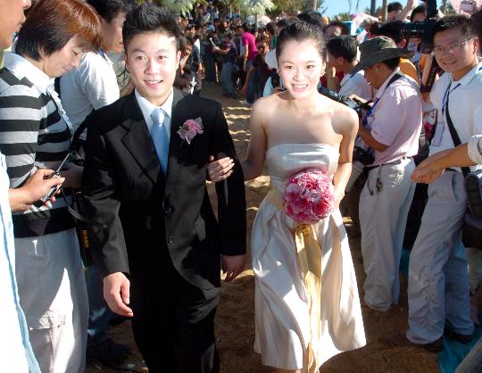 当日,奥运冠军杨威和妻子杨云在海南省三亚市天涯海角游览区爱情广场