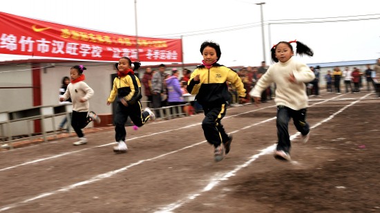 图文-全民健身"让我玩"冬季运动会 小朋友50米赛跑图片