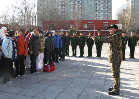 图文-国羽80人进驻武警部队军训李永波指挥队员