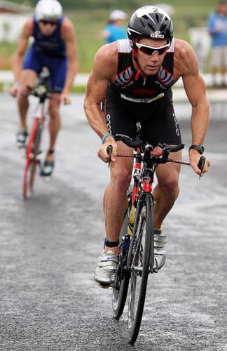 图文-新西兰半程铁人三项赛赛况 自行车争夺激