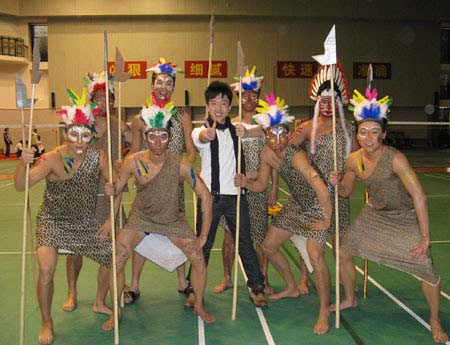 图文-国家羽毛球队举办新春晚会 土著舞《我是谁》