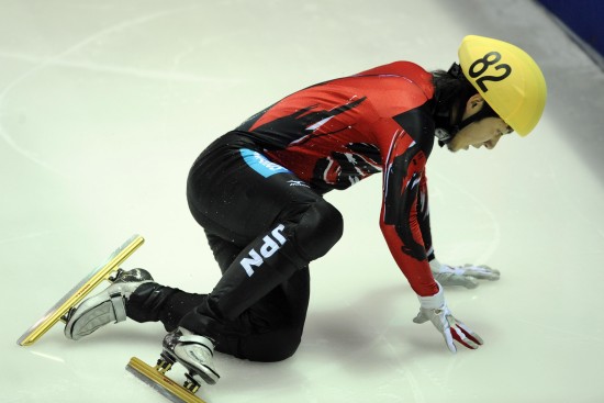 图文-大冬会短道速滑男子1500米 日本选手摔倒