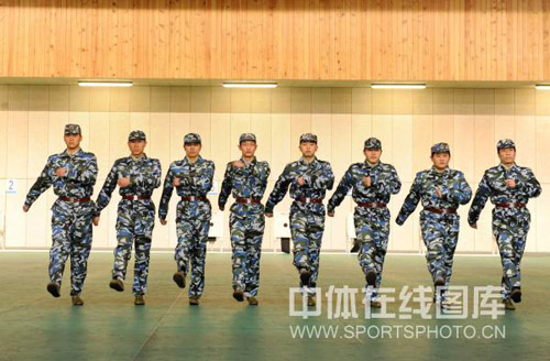图文-射击队结束军训进行汇报表演 正步走步调