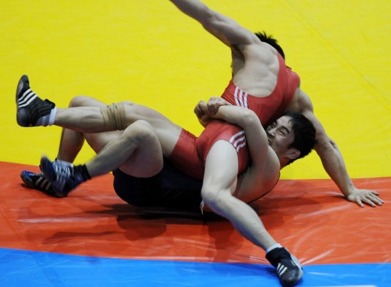 -十一运会男子自由式摔跤预赛开赛 死缠烂打_