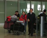 图文-中国短道速滑队载誉回京队员高兴走出机场