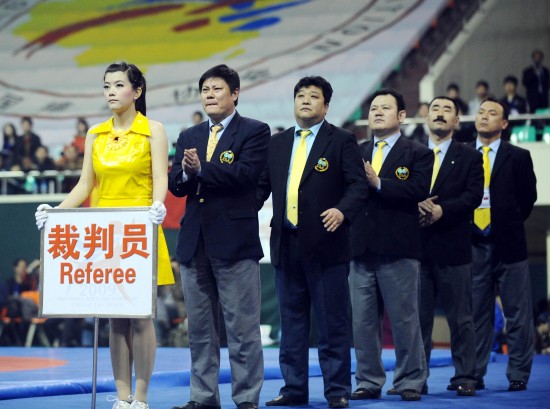 图文-09年女子摔跤世界杯赛开幕式 裁判员代表