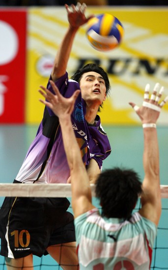 图文-男排联赛总决赛第三场 方颖超弹跳力惊人
