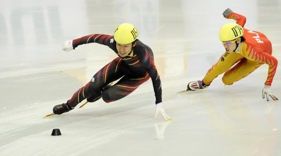 图文-全运会男子1500米短道速滑决赛 过弯格外