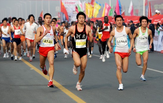 图文-2009郑汴国际<em>马拉松</em>赛鸣枪 参赛选手<em>短裤</em>