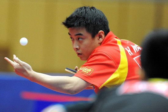图文-中国乒乓球男队世乒赛热身 王皓准备发球