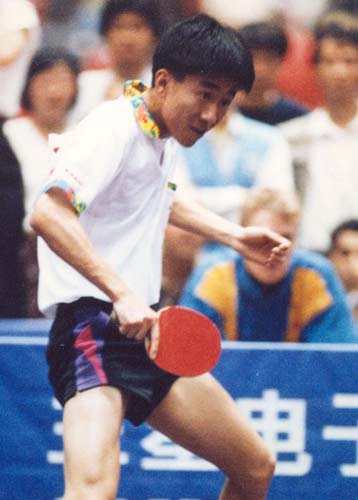 图为在第43届天津世乒赛上,丁松在比赛中.