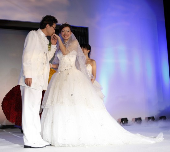 图文-李佳薇在京举行婚礼新郎新娘众人面前秀恩爱