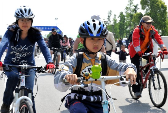 图文-苏州近千人骑游太湖之滨 小朋友也来凑热闹