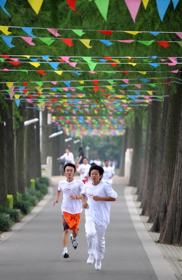 图文-武汉举行东湖春季长跑活动 迎风奔跑的少年们