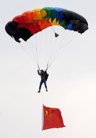 图文-中国安阳滑翔伞世界杯热身赛开幕 国旗飘