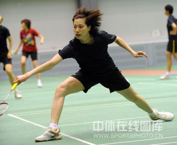 图文国家羽毛球队积极备战世锦赛谢杏芳反手接球