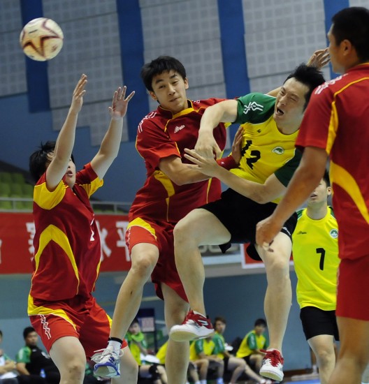 当日,在第十一届全国运动会男子手球预选赛中,广东队以48比30战胜澳门