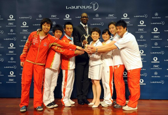 图文-中国代表队获劳伦斯最佳团队奖新老奥运冠军