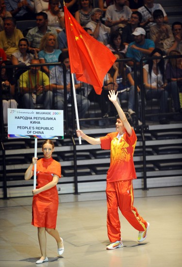 图文-第25届世界大学生运动会开幕 中国旗手如