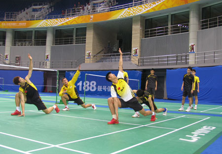 图文-国羽封闭集训备战世锦赛 男队员进行放松操_综合体育_NIKE新浪竞技风暴_新浪网