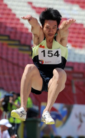 图文-大运会苏雄锋获男子跳远第四名 惊人一跳