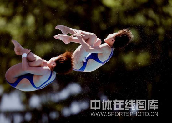 图文-世锦赛女子双人10米跳台预赛 空中怒发冲