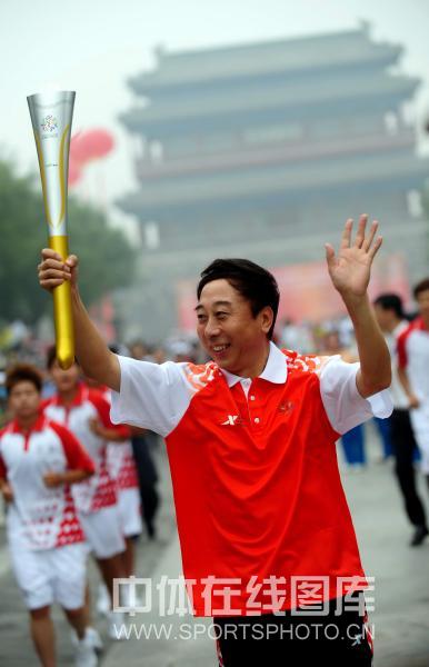图文-十一运会火炬传递活动 冯巩助阵火炬传递