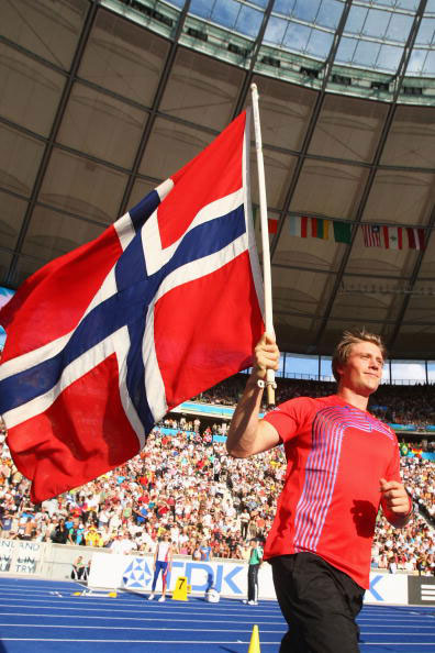 图文-田径世锦赛男子标枪决赛 挪威帅哥挥国旗
