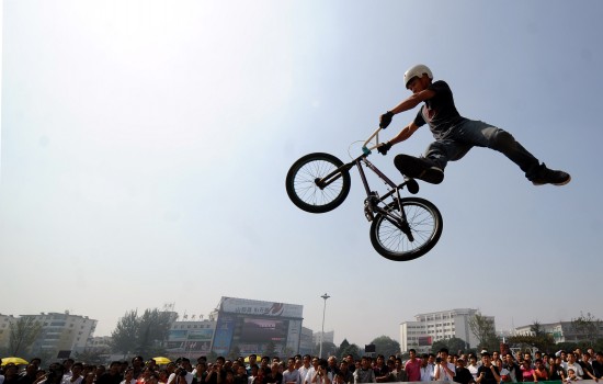 图文-精彩刺激的极限运动秀 空中花式小轮车表演
