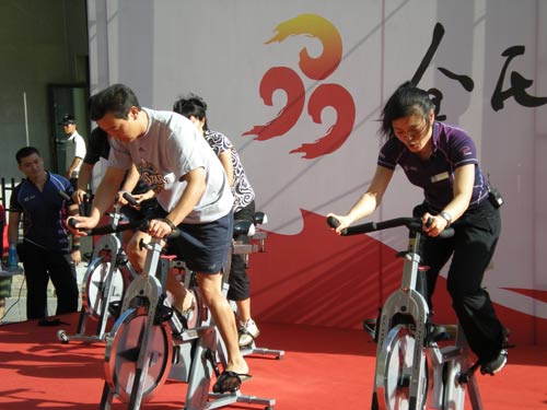 图文-全民健身万里行进社区 动感单车旋风骑行