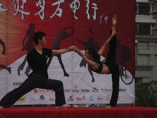 -如火如荼的健身万里行 精彩绝伦的双人瑜伽_