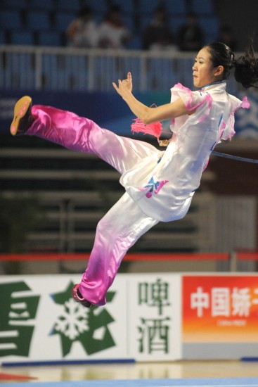 ͼ��-������·Ů�ӽ���ǹ��ȫ��������ˬӢ��